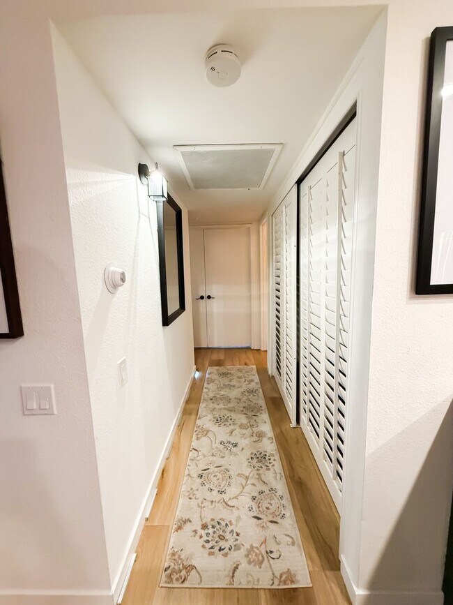 Foto del edificio - Charming Lake Forest Condo Ready for You! ...