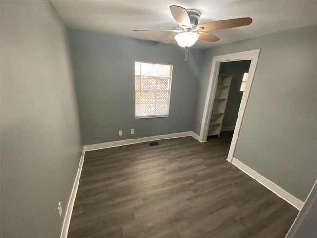 Foto del edificio - 227 E Barnes Ave