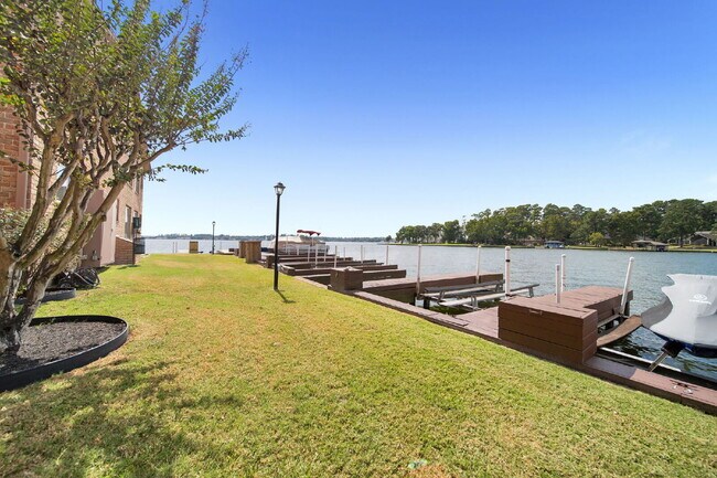 Foto del edificio - Welcome to your lakeside sanctuary in the gated Lake Pointe condominium community on Lake Conroe....