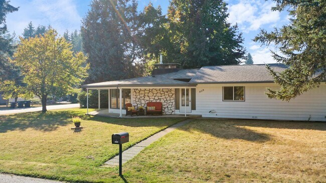 Foto del edificio - MOVE IN READY NOW! 2-Bedroom Rambler with Detached 900 Sq. Ft. Garage & Studio on Spacious Fenced...