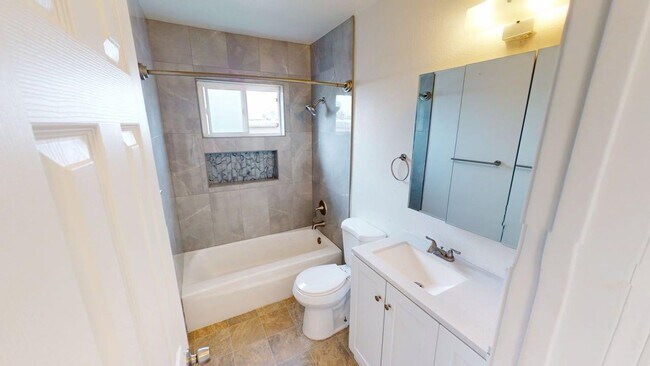 Foto del edificio - Large 2BD/1BA Upstairs Unit