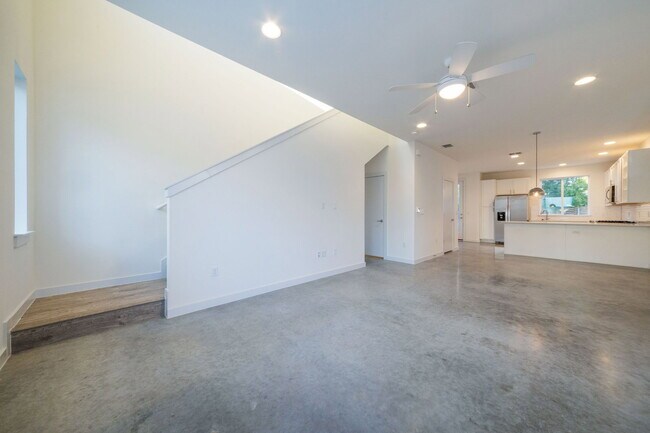 Building Photo - 801 N Bluff Dr