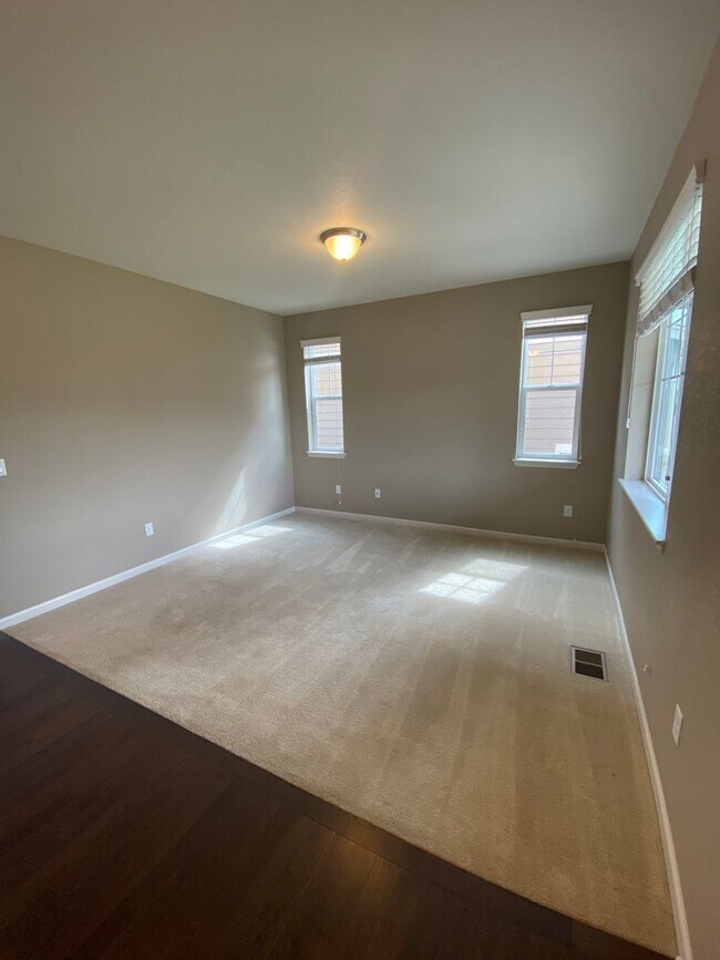 Building Photo - Lovely 4 Bedroom/3 Bathroom Erie Home - Av...