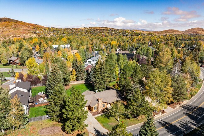 Foto del edificio - Updated Log Cabin in Park City — Modern Co...