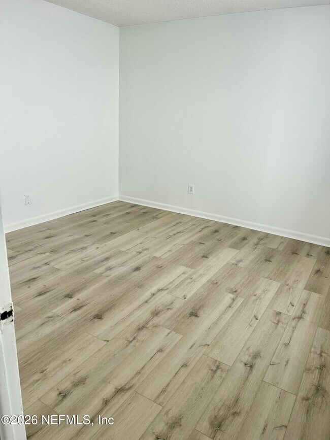 Foto del edificio - 8357 Century Point Dr N