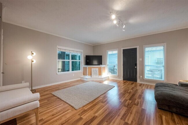 Foto del edificio - 1323 Mardi Ln