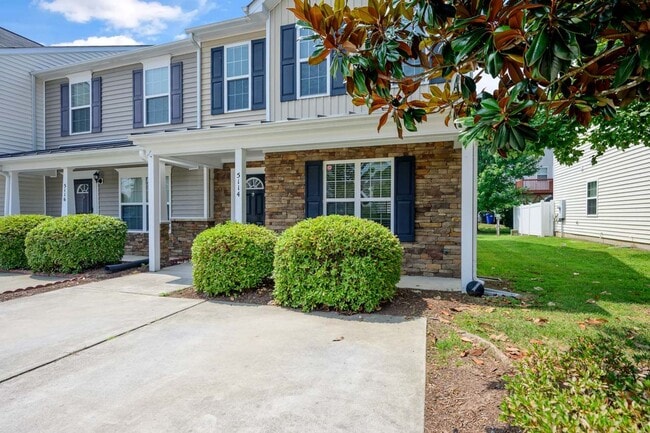 Building Photo - End Unit Townhome in Great Location!