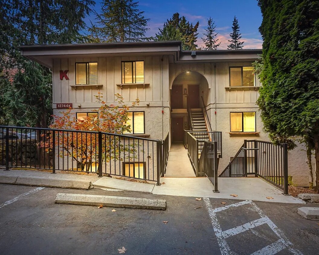 Foto principal - Charming Updated Ground-Floor 2 Bed - 1 Ba...