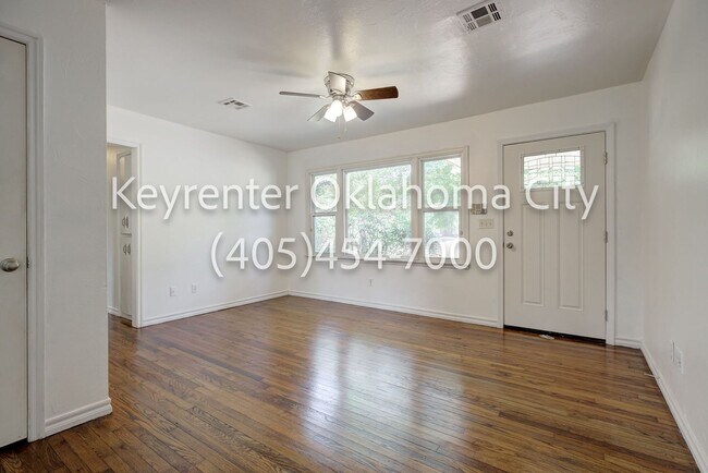 Foto del edificio - 1520 Rowena Ln
