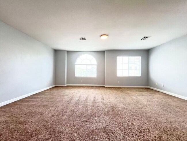 Foto del edificio - Spacious 4-Bed, 3-Bath Home with 3-Car Gar...