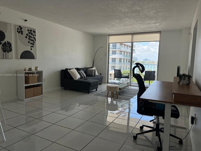 Foto del edificio - 6801 Indian Creek Dr