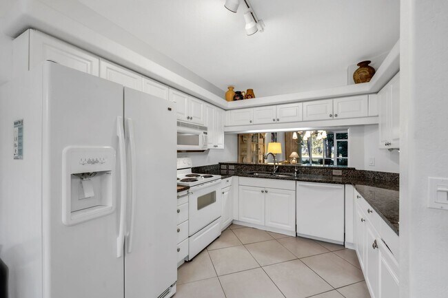 Foto del edificio - Fully Furnished Condo Rental in Desirable Imperial Golf Estates