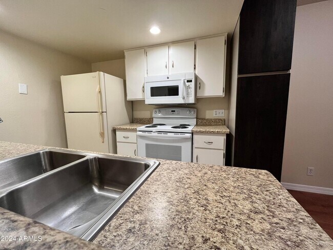 Building Photo - 14652 Yerba Buena Way