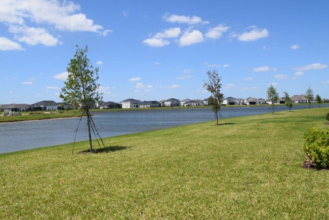 Building Photo - Stunning and elegant fully furnished 3/2/2 villa with Pool, hot tub & Lake views