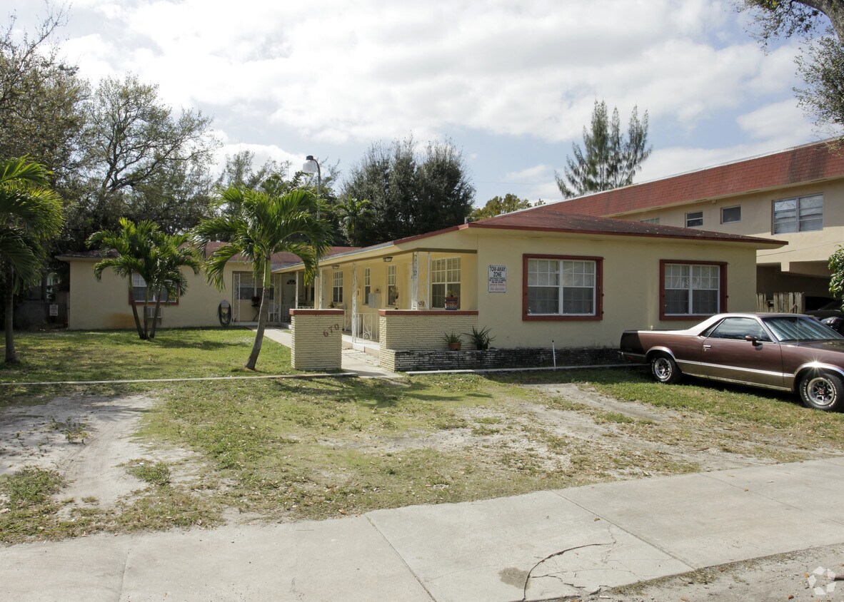 Foto del edificio - 670 NE 122nd St