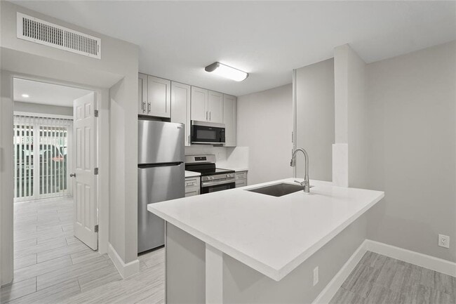 Building Photo - 2121 Fountain View Dr