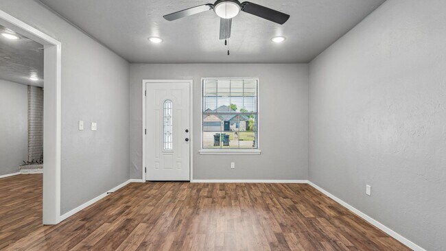 Building Photo - Charming 3 Bedroom Home with Spacious Backyard