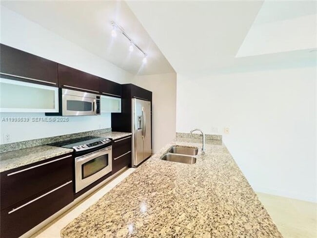 Building Photo - 950 Brickell Bay Dr