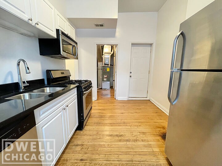 Primary Photo - 2550 N Burling St