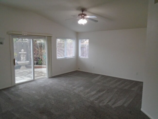Building Photo - NICE SINGLE STORY 3 BEDROOM & 2 BATH IN DA...