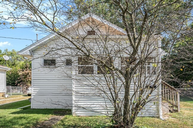 Building Photo - $1395 Eastwood 2-Bed/1-Bath Ranch, Basement, Large, Fenced yard - Ask about our no security depos...