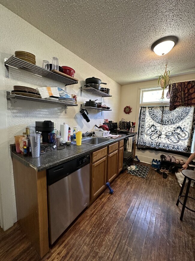 Building Photo - Whole House: 4 Bed 1 Bath close to UWEC! A...