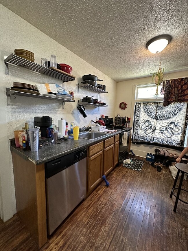 Foto del edificio - Whole House: 4 Bed 1 Bath close to UWEC! A...
