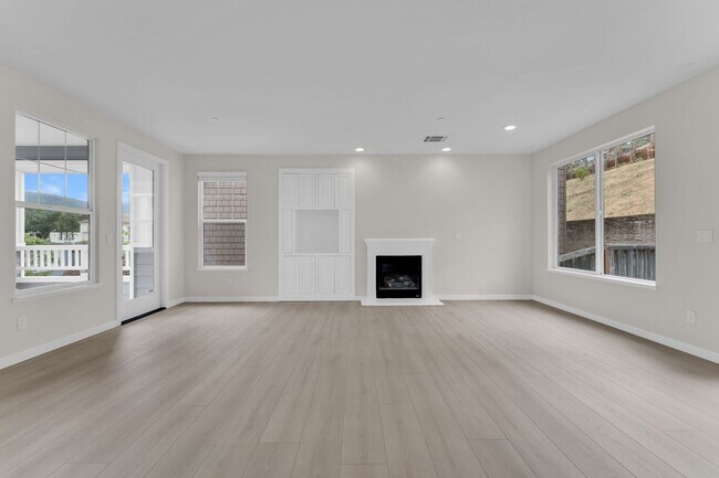 Building Photo - Gorgeous remodeled 3 bedroom, 3 full bathroom home for rent!