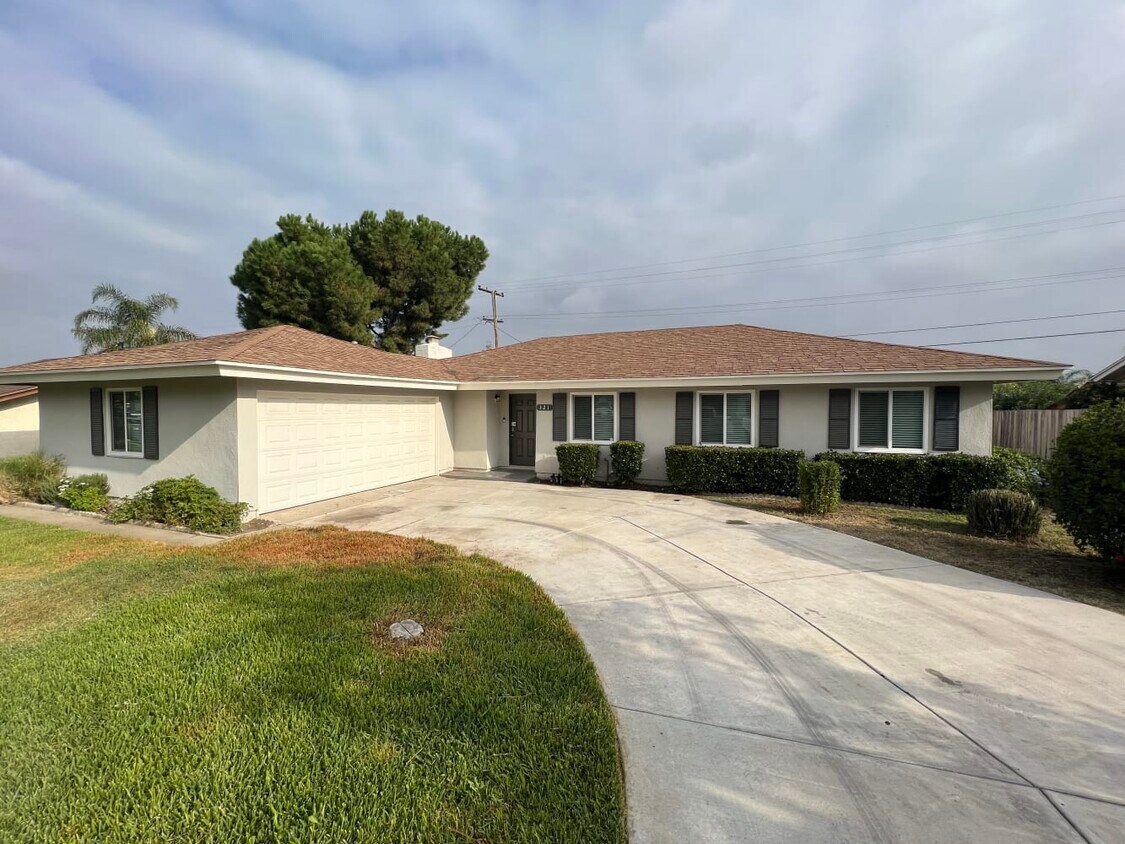 Primary Photo - 321 W Hacienda Dr