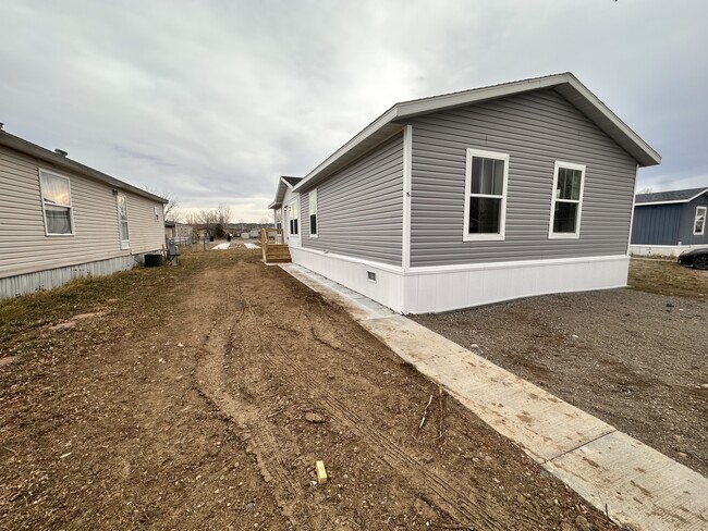 Building Photo - 15 Cavalier St N