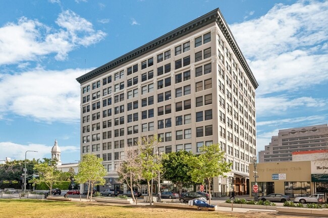 Building Photo - FULLY FURNISHED Higgins Loft Steps away fr...