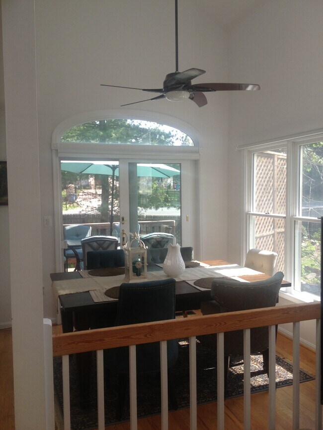 Foto del edificio - 8419 Hollis Ln