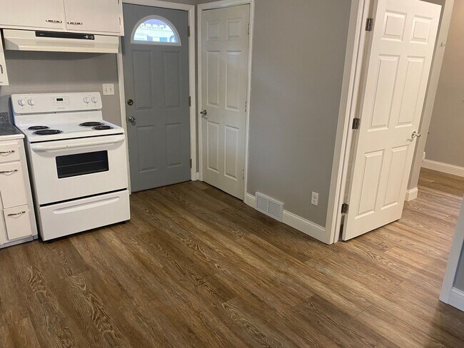 Foto del edificio - Updated 1-Bedroom House With Large Backyard