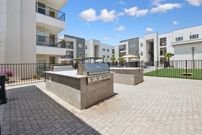 Building Photo - Desert Commons East