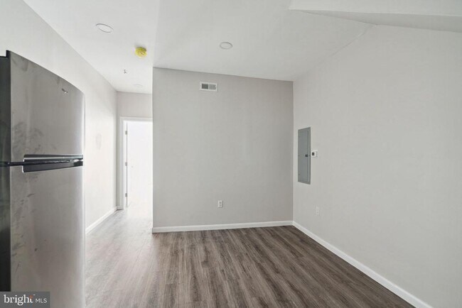 Building Photo - 175 W Girard Ave
