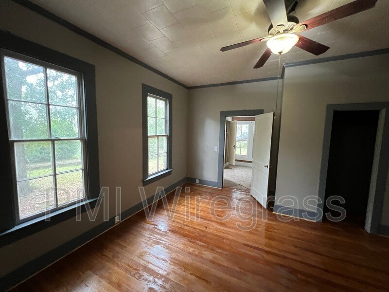 Primary Photo - 632 E College St