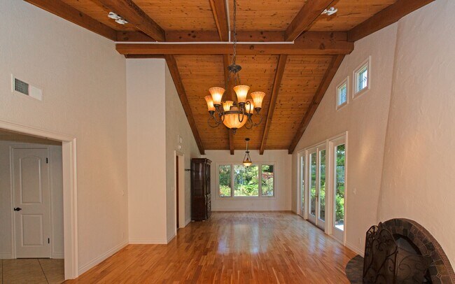 Building Photo - Stunning & Spacious Encinitas Home w/ Gorg...