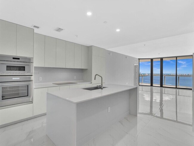 Foto del edificio - 700 NE 24th St