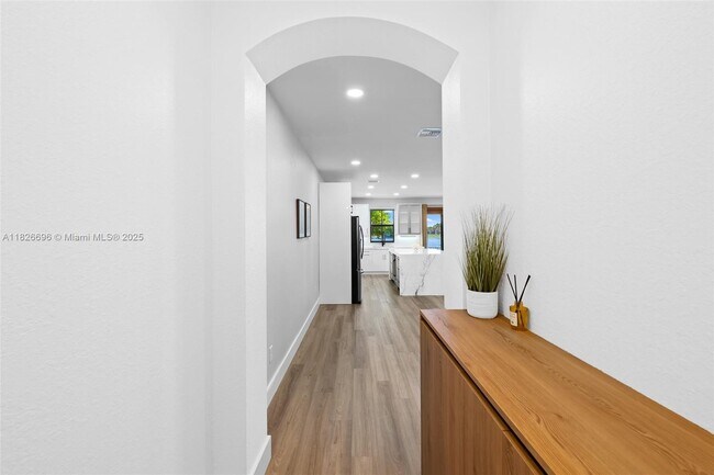 Foto del edificio - 8446 Lake Majesty Ln