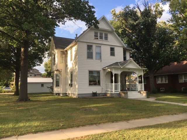 Primary Photo - 722 W Charles St