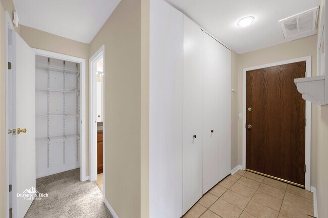 Foto del edificio - 6010 Forest View Rd