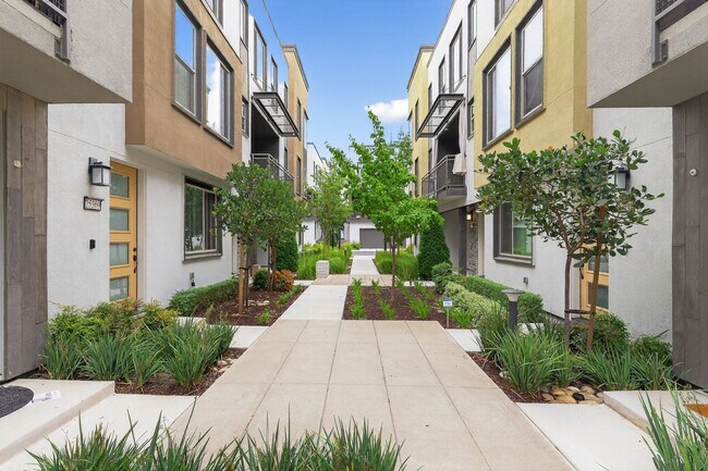 Foto del edificio - 25393 Parklane Dr
