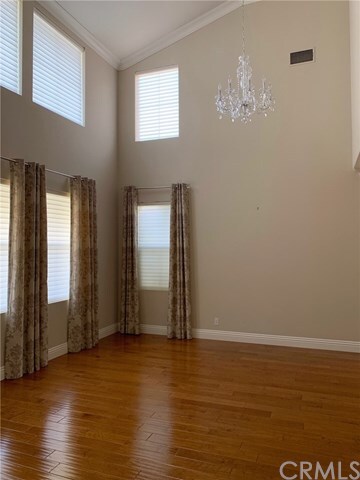 Building Photo - 6 Petria