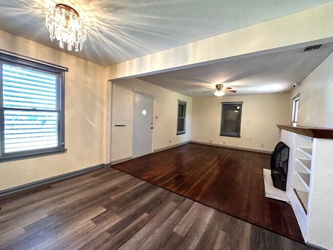 Building Photo - Adorable 2 bedroom 1 bath 2 car garage in ...