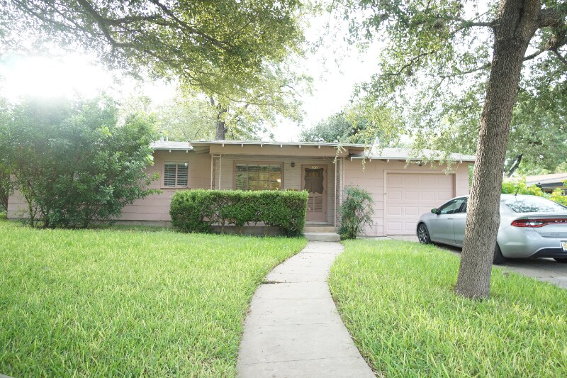 Primary Photo - 322 Altgelt Ave