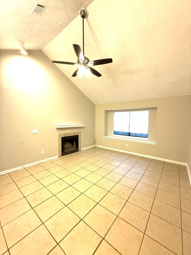 Building Photo - ** Great 3 bed 2 bath ** Perry Hill Road! ...
