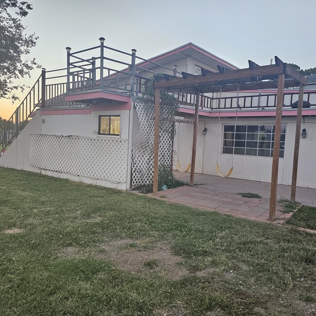 Vista exterior del lado derecho. Espacio de almacenamiento al aire libre y ático. - 8432 Greggerson Dr