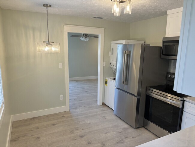 Building Photo - 1123 White Oak Dr