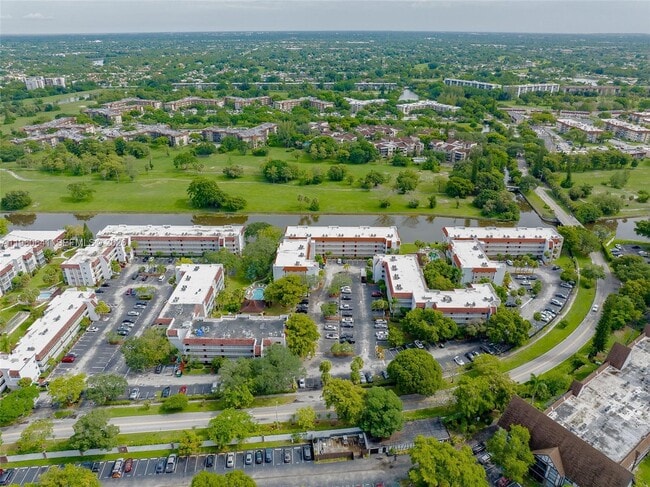 Building Photo - 3581 Inverrary Dr