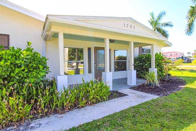 Building Photo - ** 3/2 NICELY FURNISHED HOME READY *** DOG...